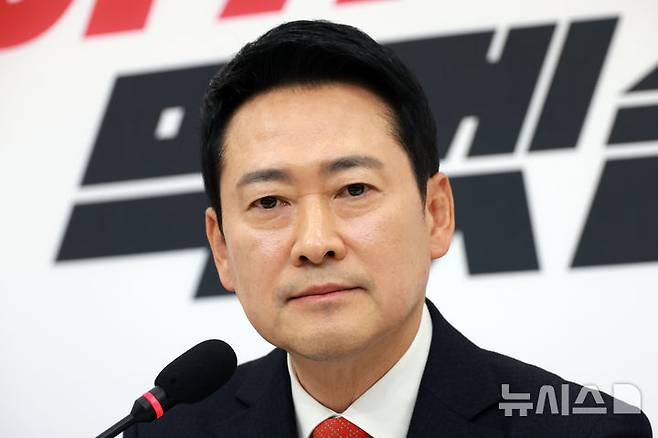 [서울=뉴시스] 고승민 기자 = 장동혁 국민의힘 대표가 12일 서울 여의도 국회에서 기자회견을 열고 청와대 오찬 불참 의사를 밝히던 중 생각에 잠겨 있다. 2026.02.12. kkssmm99@newsis.com