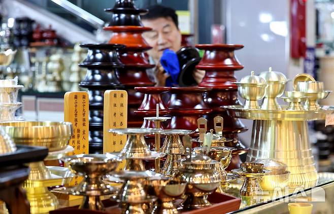 [대구=뉴시스] 이무열 기자 = 설 명절을 앞둔 3일 대구 중구 서문시장에서 한 상인이 명절 차례용 제기 세트를 진열하고 있다. 2026.02.03. lmy@newsis.com