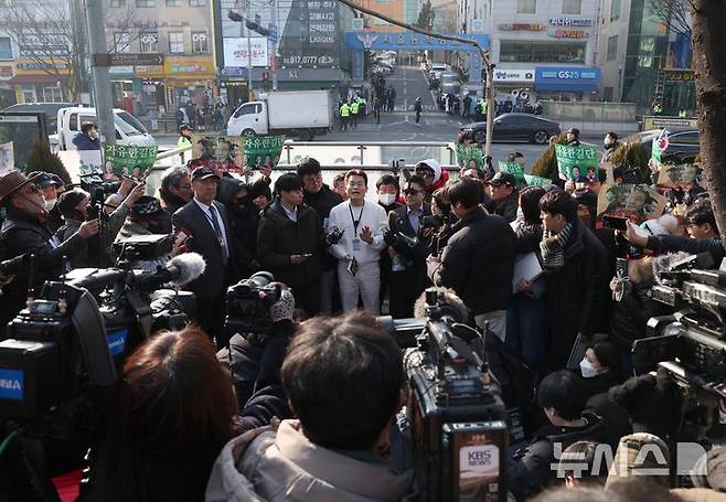 [서울=뉴시스] 김진아 기자 = 이재명 대통령과 김현지 청와대 제1부속실장에 대한 허위 사실을 유포한 혐의로 고발된 한국사 강사 출신 보수 유튜버 전한길 씨가 12일 동작경찰서에 피의자 신분으로 출석하기 앞서 서울 노량진역 광장에서 기자회견을 하고 있다. 2026.02.12. bluesoda@newsis.com