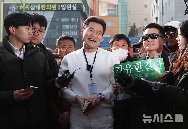 [서울=뉴시스] 김진아 기자 = 이재명 대통령과 김현지 청와대제1부속실장에 대한 허위 사실을 유포한 혐의로 고발된 한국사 강사 출신 보수 유튜버 전한길 씨가 12일 서울 동작경찰서에 피의자 신분으로 출석하기 앞서 기자회견을 하고 있다. 2026.02.12. bluesoda@newsis.com