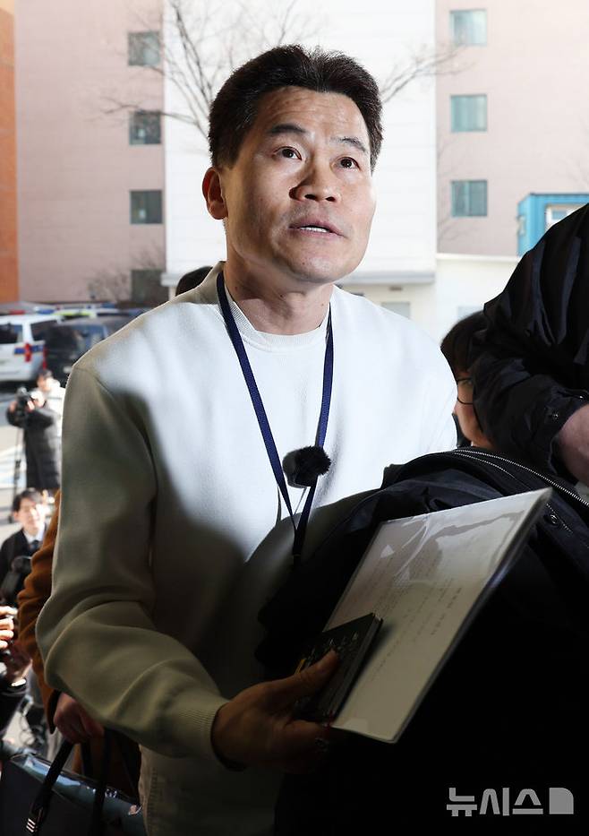 [서울=뉴시스] 김진아 기자 = 이재명 대통령과 김현지 청와대제1부속실장에 대한 허위 사실을 유포한 혐의로 고발된 한국사 강사 출신 보수 유튜버 전한길 씨가 12일 서울 동작경찰서에 피의자 신분으로 출석하고 있다. 2026.02.12. bluesoda@newsis.com