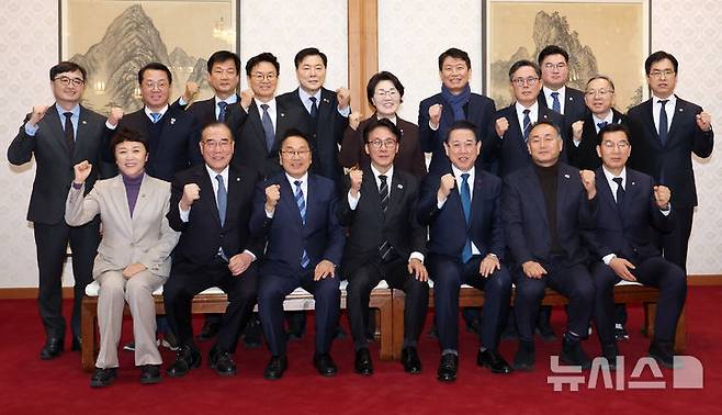 [서울=뉴시스] 조성우 기자 = 김민석(앞줄 왼쪽 네 번째) 국무총리가 9일 오후 서울 종로구 총리공관에서 김영록(앞줄 오른쪽 세 번째) 전남지사와 강기정(앞줄 왼쪽 세 번째) 광주시장, 광주·전남 지역구 의원들과 전남·광주 행정통합 관련 면담에 앞서 기념촬영하고 있다. 2026.02.09. xconfind@newsis.com