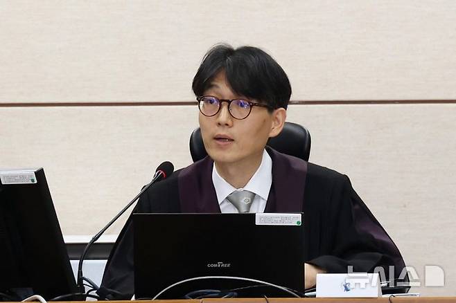 [서울=뉴시스] 사진공동취재단 = 류경진 부장판사가 지난해 10월 17일 서울 서초구 서울중앙지법에서 열린 이상민 전 행정안전부 장관 언론사 단전·단수, 위증, 내란중요임무종사 등 사건 첫 재판을 심리하고 있다. 류 부장판사가 이끄는 서울중앙지법 형사합의32부는 12일 내란 중요임무 종사, 직권남용권리행사방해, 위증 등 혐의로 기소된 이 전 장관에게 징역 7년을 선고했다. 2026.02.12. photo@newsis.com