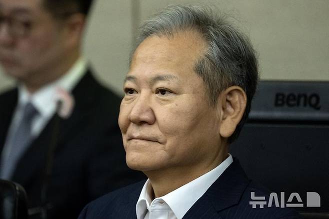 [서울=뉴시스] 사진공동취재단 = 이상민 전 행정안전부 장관이 지난해 10월 17일 서울 서초구 서울중앙지법에서 열린 내란 중요임무 종사 등 혐의 첫 공판기일에 출석해 피고인석에 앉아 있다. 서울중앙지법 형사합의32부(부장판사 류경진)는 12일 내란 중요임무 종사, 직권남용권리행사방해, 위증 등 혐의로 기소된 이 전 장관에게 징역 7년을 선고했다. 2026.02.12. photo@newsis.com