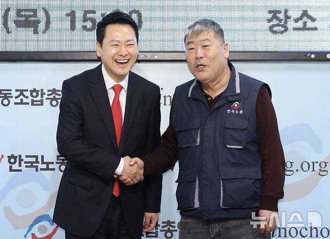 [서울=뉴시스] 김진아 기자 = 장동혁 국민의힘 대표와 김동명 한국노총 위원장이 12일 서울 영등포구 한국노총에서 열린 국민의힘-한국노총 정책간담회에서 기념촬영을 하고 있다. 2026.02.12. bluesoda@newsis.com