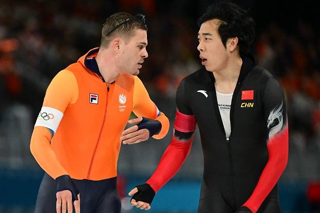 2026 밀라노·코르티나담페초동계올림픽 스피드 스케이팅 남자 1000m 11조 경기 후 베네르마스(왼쪽)가 렌쯔원에게 항의하고 있다. 연합뉴스