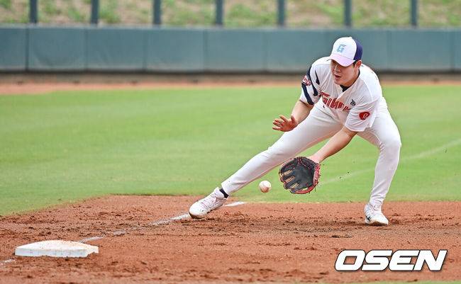 [OSEN=타이난(대만) , 이석우 기자] 프로야구 롯데 자이언츠가 1일(한국시간) 대만 타이난 아시아-태평양 국제야구센터에 스프링캠프를 차리고 구슬땀을 흘렸다.김태형 감독 등&nbsp;코치진과 투수&nbsp;20명,&nbsp;포수&nbsp;5명,&nbsp;내야수&nbsp;9명,&nbsp;외야수&nbsp;7명 등 총&nbsp;41명의 선수단이 1월 20일까지 1차 캠프에서 체력 강화와 기술 훈련을 치른 뒤 21일부터 3월 5일까지 일본 미야자키로 옮겨 2차 캠프에서 구춘리그에 참가해 실전 감각을 점검한다.롯데 나승엽이 3루 수비훈련을 하고 있다. 2026.02.01 / foto0307@osen.co.kr