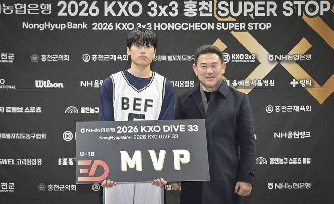 [사진] DIVE 33 우승을 차지한 베프의 MVP 송준희와 수상자로 나선 홍천군체육회 신은섭 회장 / KXO 제공