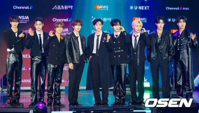 [OSEN=민경훈 기자] 11일 오후 서울 성북구 고려대학교 화정체육관에서 '제2회 디 어워즈(D AWARDS with upick)' 레드카펫 행사가 열렸다. 이 행사에는 3MC인 이종원, 신예은, 명재현과 함께 가수 최립우, 에이엠피(AxMxP), 아홉(AHOF), 킥플립(KickFlip), 이즈나(izna), 넥스지(NEXZ), 하이파이유니콘(Hi-Fi Un!corn), 큐더블유이알(QWER), 피프티피프티(FIFTY FIFTY), 82메이저(82MAJOR), 싸이커스(xikers), 피원하모니(P1Harmony), 엔시티 위시(NCT WISH), 제로베이스원(ZEROBASEONE), 보이넥스트도어(BOYNEXTDOOR), 엔하이픈(ENHYPEN) 등 이 참석했다.제로베이스원이 입장하며 포즈를 취하고 있다. 2026.02.11 / rumi@osen.co.kr