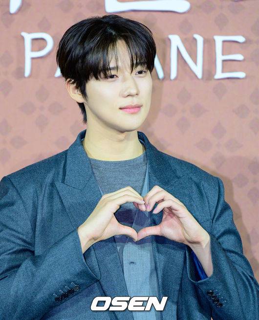 [OSEN=지형준 기자] 12일 오전 서울 강남구 삼성동 메가박스 코엑스에서 넷플릭스 영화 '파반느' 제작보고회가 열렸다.세 청춘의 삶과 사랑을 그린 달콤하고도 씁쓸한 스토리, 고아성, 변요한, 문상민의 매력적인 케미스트리, 이종필 감독만의 독창적이고 섬세한 시선으로 담아낸 청춘 멜로로 모두의 마음을 적실 영화 '파반느'는 20일&nbsp;공개된다.배우 문상민이 포토타임을 하고  있다. 2026.02.12 /jpnews@osen.co.kr