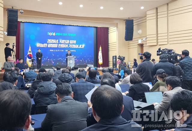 ▲박승원 광명시장이 12일 신년 기자회견을 통해 올 한해 시정 계획을 설명하고 있다. ⓒ프레시안(전승표)