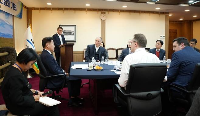 제주도가 영어교육도시 국제학교의 지속 가능한 발전 방안을 모색하기 위해 지난 10일 오후 2시 도청 백록홀에서 도지사 주재 국제학교장 간담회를 개최했다. 제주도 제공