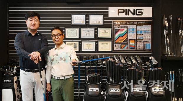 피팅에 앞서 포즈를 취한 박찬식씨(왼쪽)와 권기범씨. 오승현 기자