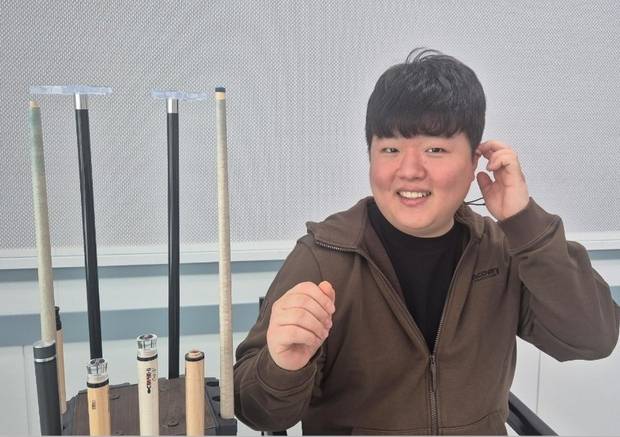 조명우 선수가 서울경제신문과 인터뷰를 하다가 수줍게 웃고 있다. /고광본 선임기자