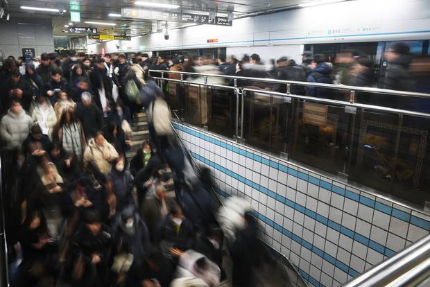 서울 지하철 충무로역이 출근길 시민들로 붐비고 있다.  연합뉴스