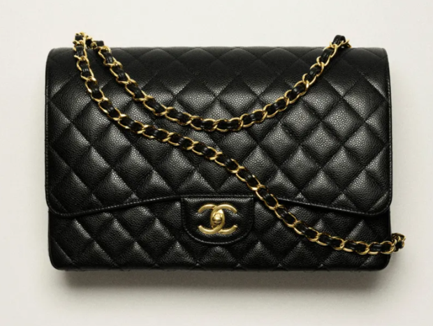 샤넬 클래식 맥시 핸드백 가격은 기존 1892만원에서 7.5% 올라 2033만원으로 상향 조정됐다. 샤넬 홈페이지