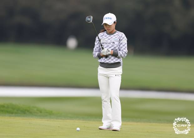 그린 경사를 읽고 있는 고지원. 사진 제공=KLPGA