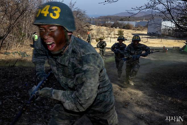 1월27일 오전 해병대 교육훈련단 훈련장에서 극기주에 돌입한 해병 1325기 훈련병들이 각개전투를 하고 있다. ⓒ시사IN 조남진