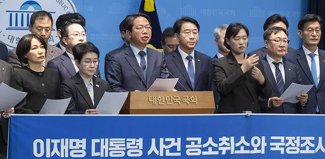 12일 국회 소통관에서 열린 이재명 대통령 사건 공소취소와 국정조사 추진을 위한 의원 모임 출범 기자회견에서 공동대표를 맡은 김승원 더불어민주당 의원이 발언하고 있다. ⓒ연합뉴스