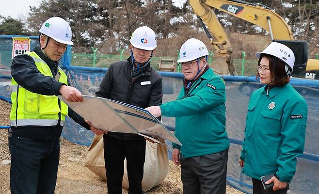 이승화(오른쪽 두번째) 산청군수가 산청생초 통합정수장 방문해 현장점검을 하고 있다. ⓒ산청군 제공