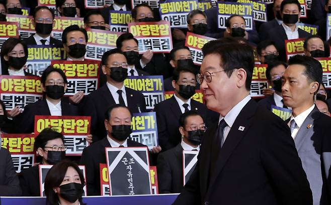 이재명 대통령이 지난해 11월4일 내년도 정부 예산안에 대한 시정연설을 하기 위해 서울 여의도 국회에 도착, 피케팅 시위를 벌이고 있는 국민의힘 의원들에게 인사한 뒤 이동하고 있다. ⓒ국회사진기자단