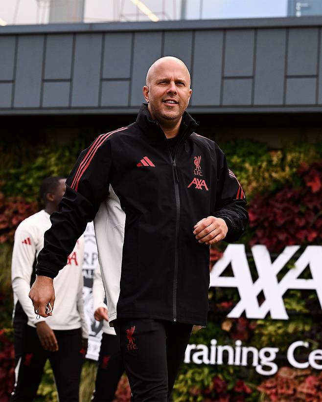 아르네 슬롯 리버풀 감독은 이번 시즌 EPL 4위권 진입에 실패할 경우, 직장을 잃을 위험이 있다. 사진출처｜리버풀FC 페이스북