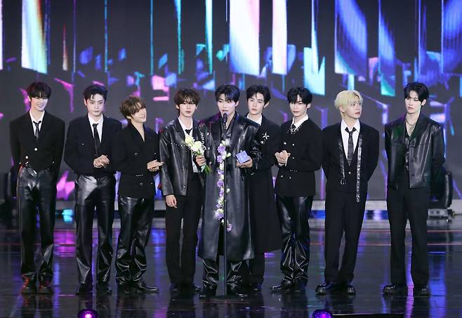 수상소감 말하는 제로베이스원, 대한민국 1등 스포츠신문 스포츠동아