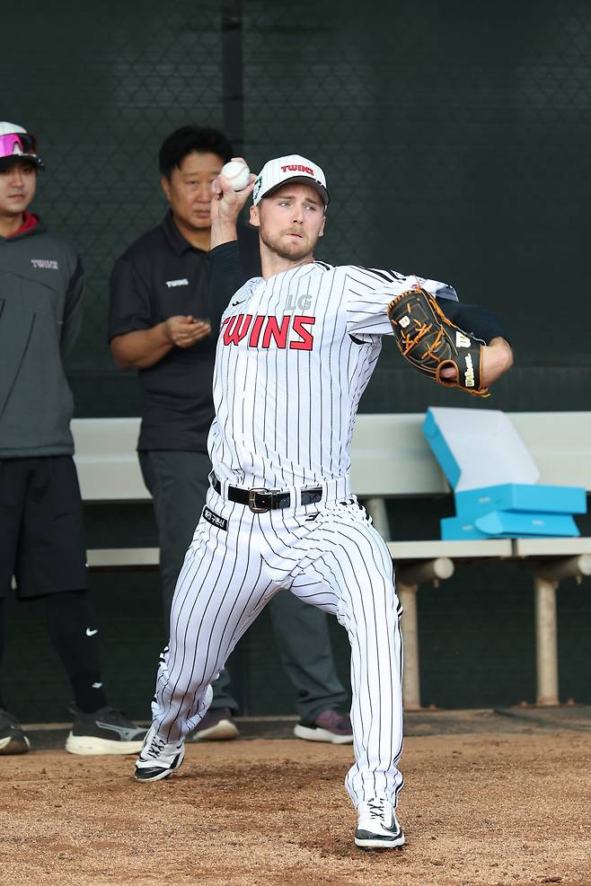LG 외국인투수 앤더스 톨허스트가 11일(한국시간) 미국 애리조나주 스코츠데일서 열리고 있는 팀 스프링캠프서 불펜 피칭을 하고 있다. 톨허스트는 이날 직구 최고 구속이 시속 148㎞까지 나왔다. 사진제공｜LG 트윈스