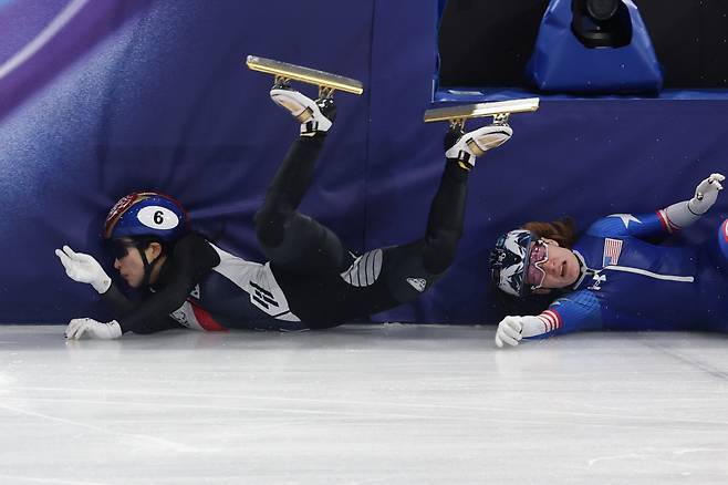 쇼트트랙 대표팀 김길리(왼쪽)가 10일 열린 밀라노·코르티나담페초 동계올림픽 혼성 2000m 계주 준결승에서 미국 커린 스토더드에게 부딪혀 넘어지고 있다. 밀라노 | AP연합뉴스