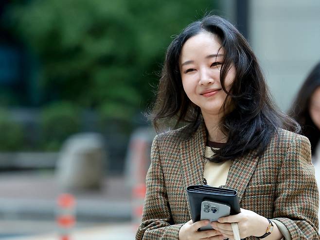 민희진 전 어도어 대표가 11일 서울 서초구 중앙지방법원에서 열린 하이브와의 주식 매매대금 청구 및 주주 간 계약 해지 확인 소송에 증인으로 출석하고 있다.  연합뉴스