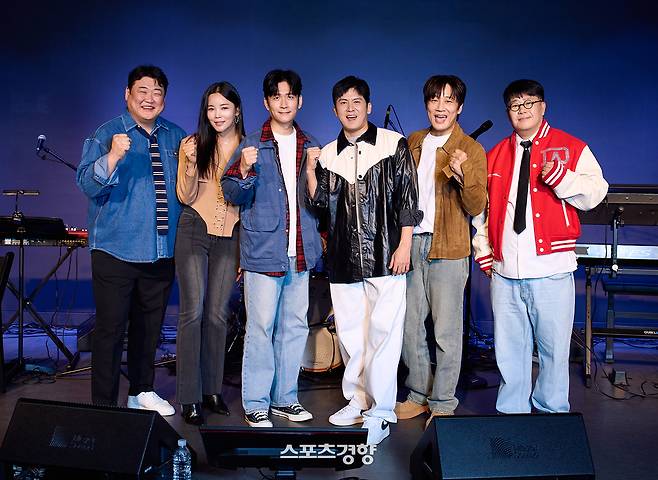 12일 쇼케이스 무대에서 포즈를 취하고 있는 밴드 아묻따밴드. 넥스타엔터테인먼트 제공