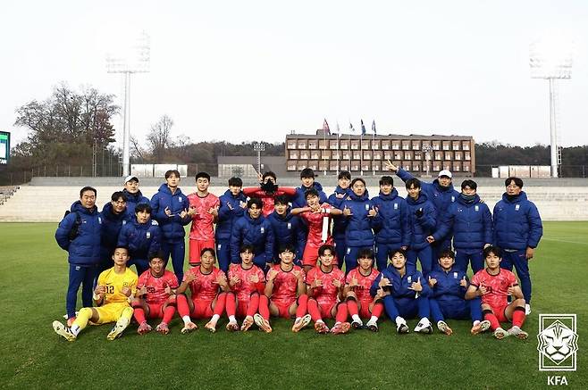▲ 2025년 11월 19일 천안 코리아풋볼파크에서 열린 남자 16세 이하(U-16) 대표팀 친선경기에서 한국이 우즈베키스탄을 상대로 승리를 거둔 뒤 선수단이 단체 기념사진을 촬영했다. ⓒ대한축구협회