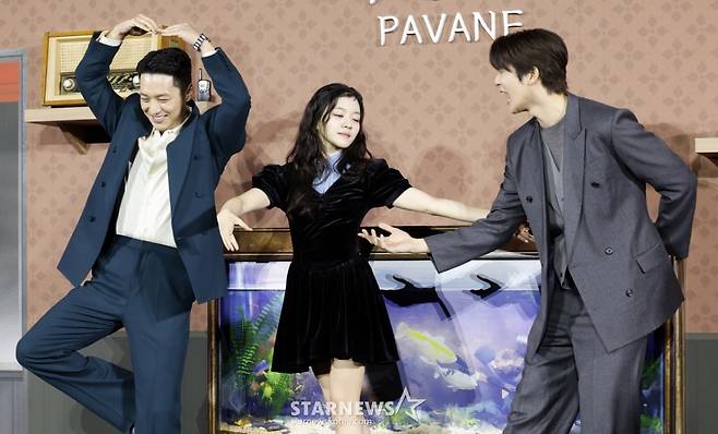 [서울=뉴시스] 김혜진 기자 = 배우 변요한(왼쪽부터), 고아성, 문상민이 12일 오전 서울 강남구 메가박스 코엑스에서 열린 넷플릭스 영화 '파반느'(이종필 감독) 제작보고회에서 포즈를 취하고 있다.   '파반느'는 마음의 문을 닫고 살아가던 세 사람이 서로에게 빛이 되어주며 삶과 사랑을 마주하게 되는 영화다. 오는 20일 공개. 2026.02.12. jini@newsis.com /사진=김혜진