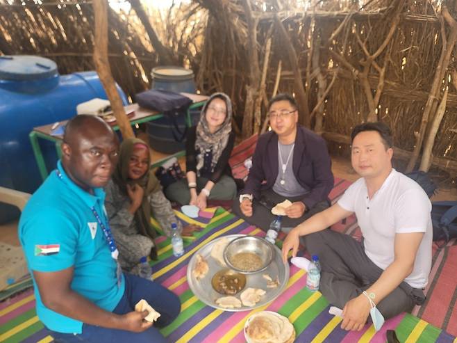 면담 후 식사하는 필자(가장 오른쪽)와 일행 [김영완 제공. 재판매 및 DB 금지]