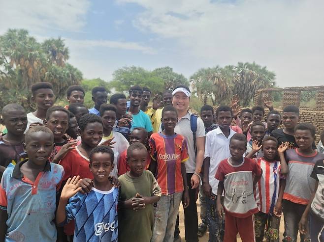 아이들과 기념촬영 [김영완 제공. 재판매 및 DB 금지]