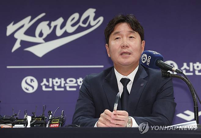 답변하는 류지현 한국 야구 대표팀 감독 (서울=연합뉴스) 박동주 기자 = 6일 서울 중구 한국프레스센터에서 열린 2026 WBC 대표팀 기자회견에서 류지현 한국 야구 대표팀 감독이 취재진 질문에 답하고 있다. 2026.2.6 pdj6635@yna.co.kr