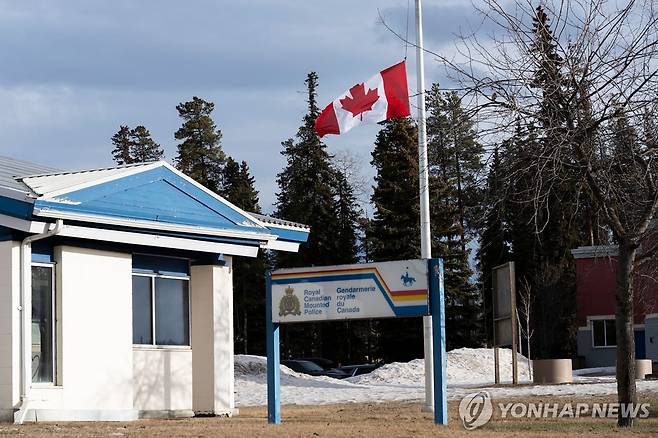 지난 10일(현지시간) 캐나다 브리티시컬럼비아주 텀블러리지의 한 학교에서 9명이 숨지는 총기난사 사건이 벌어진 가운데 11일 이 지역 왕립기마경찰 관서에 캐나다 국기가 조기(弔旗) 게양돼 있다. [AFP=연합뉴스]