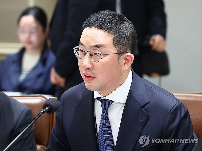 한미 관세협상 후속 민관 합동회의, 발언하는 구광모 회장 (서울=연합뉴스) 김도훈 기자 = 구광모 LG그룹 회장이 16일 용산 대통령실에서 열린 한미 관세협상 후속 민관 합동회의에서 발언하고 있다. 2025.11.16 superdoo82@yna.co.kr