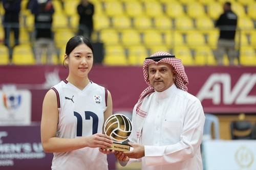 U-16 여자배구 아시아선수권 MVP에 오른 손서연(왼쪽) [아시아배구연맹 페이스북 캡처. 재판매 및 DB 금지]