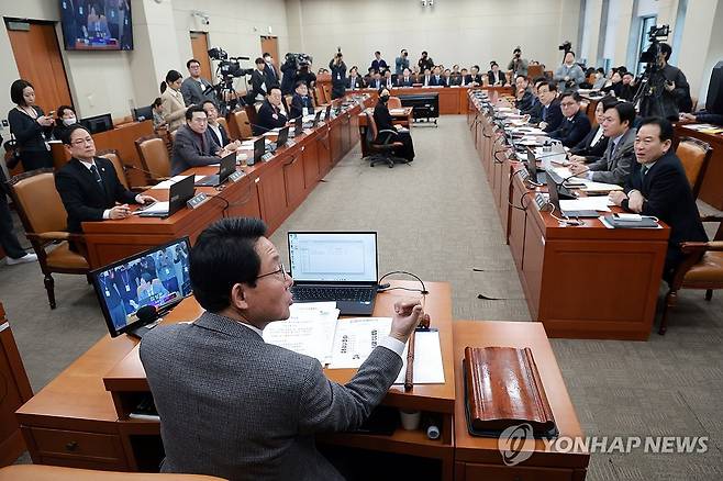 비공개로 전환되는 대미투자특별법 심사특위 (서울=연합뉴스) 신현우 기자 = 12일 국회에서 열린 대미투자특별법 처리를 위한 특별위원회 제1차 전체회의에서 위원장인 국민의힘 김상훈 의원이 특위를 비공개로 전환할 것임을 알리며 취재진 퇴장을 요청하고 있다. 2026.2.12 nowwego@yna.co.kr