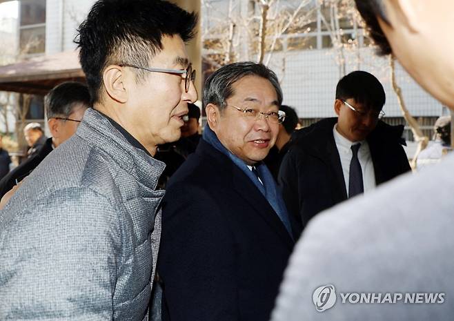 이장호 전 군산대 총장, 법정으로 (군산=연합뉴스) 정경재 기자