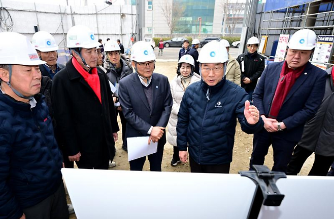 ▲ 유정복 인천시장이 13일 서구 검단근로자복합문화센터 공사 현장을 점검하고 있다. /사진제공=인천시