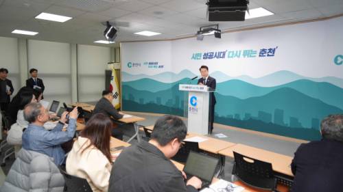 ◇육동한 춘천시장은 13일 시청 브리핑룸에서 전날 국회 본회의에서 ‘은퇴자마을 조성 및 운영에 관한 특별법’이 최종 통과된 데 따른 춘천시의 전국 1호 모델 추진 방향을 밝혔다.