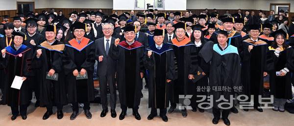 김두겸 울산시장과 오연천 울산대학교 총장, 졸업생들이 기념촬영 하고 있다. 김도현기자 do@ksilbo.co.kr