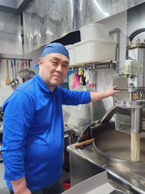 ‘진역밀면’의 김희관 대표는 단무지만 빼고 모든 음식을 직접 만든다.