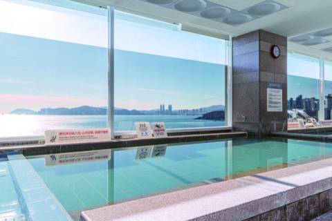 바다 조망으로 유명한 ‘힐스파’ 온천탕. 힐스파 제공