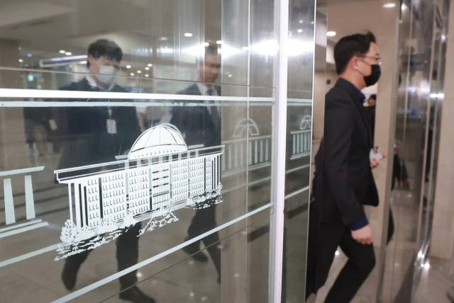 '테러'로 지정된 2024년 이재명 대통령 피습 사건을 수사하는 국가수사본부 가덕도 테러사건 수사TF가 국회 정보위원회 등에 대해 압수수색에 나선 지난 12일 수사팀 관계자들이 국회 본청을 떠나고 있다. 연합뉴스