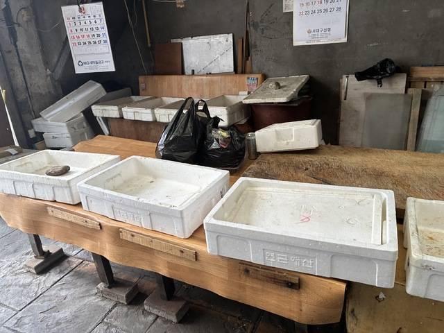대구 서구 비산동 서부시장의 한 수산물 가게 모습. 설 대목을 맞았지만 전통시장을 찾는 시민이 없어 제수용품 대신에 빈 상자만 덩그러니 놓여 있다. 서고은 수습기자