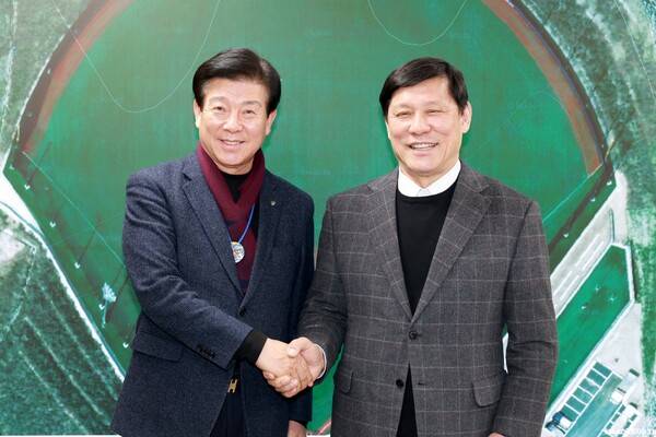 허구연 KBO 총재가 박범인 금산군수와 만나 야구 인프라를 활용한 지역 경제 활성화와 야구 저변 확대 방안을 논의했디(사진=KBO)