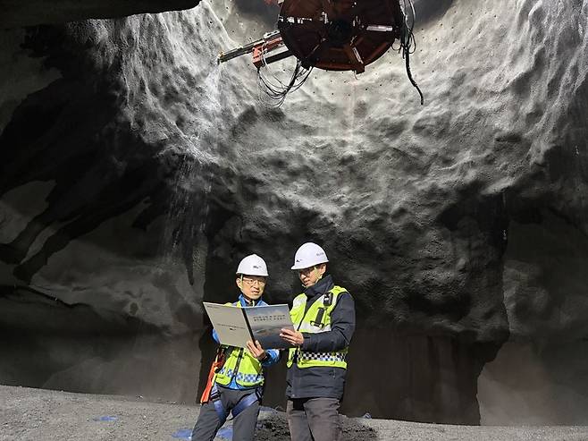 김병우 DL이앤씨 부산항 신항 북측 컨테이너부두 2단계 항만배후단지 현장 소장이 산정형 및 RBM 공법에 대해 설명하고 있다./사진=안재민 기자
